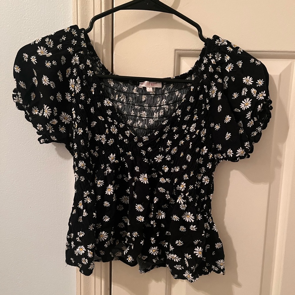 Pacsun Lottie Moss cropped floral top, slightly puffed shoulders.